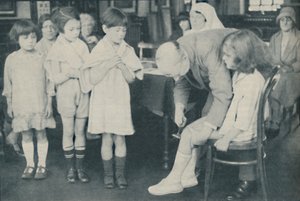 Test des Patellarsehnenreflexes zur Indikation einer Nervenerkrankung, um 1935