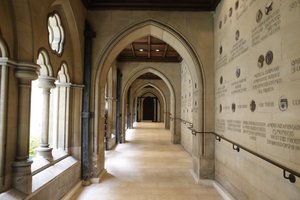 Die amerikanische Kathedrale der Heiligen Dreifaltigkeit, Paris. Kreuzgang