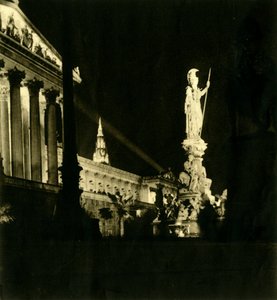 Das österreichische Parlamentsgebäude bei Nacht, Wien, Österreich, um 1935 von Unbekannt