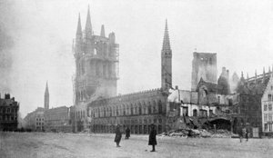 Der Belfried und die Tuchhalle von Ypern, Belgien, 24. November 1914 von Unbekannt