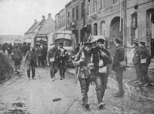 Die britischen Verwundeten kehren nach einem Angriff zu einer Sanitätsstation zurück, 1915