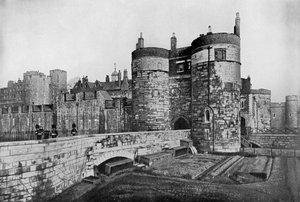 Der Byward Tower und der äußere Hof, Tower of London, 20. Jahrhundert von Unbekannt