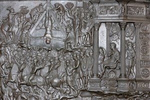Die Kreuzigung des Heiligen Petrus - Detail eines Portals - Haupteingangstür der Basilika St. Peter, Rom, Italien