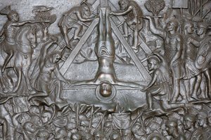 Die Kreuzigung des Heiligen Petrus - (Detail) eines Portals - Haupteingangstür des Petersdoms, Rom, Italien von Unbekannt