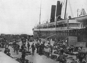 Die Dardanellen-Expeditionsstreitmacht bricht auf: Ein Transport wird in Alexandria beladen, 1915 von Unbekannt