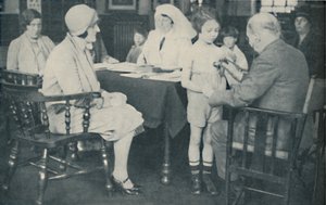 Der Arzt hört den Herzschlag eines Kindes, um 1935 von Unbekannt