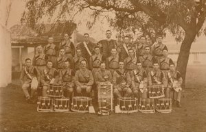 Die Trommeln und Trompeten des Ersten Bataillons, The Queens Own Royal West Kent Regiment. Poona, Indien