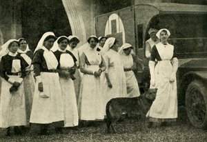 Die Herzogin von Westminster mit Krankenschwestern, Le Touquet, Erster Weltkrieg, 1914, um 1920 von Unbekannt