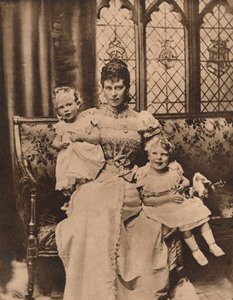 Die Herzogin von York mit ihren zwei Söhnen, Prinzen Edward und Albert, um 1897 1935 von Unbekannt