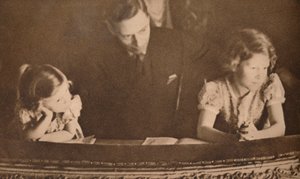 Der Herzog von York und die Prinzessinnen Elizabeth und Margaret beim Pantomime, 6. Februar 1935 von Unbekannt