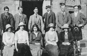 Der Herzog von York mit der Jagdgesellschaft des Earl of Strathmore, Schottland, 1921 von Unbekannt
