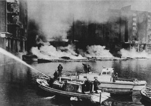 Die Feuerwehrleute waren an vorderster Front der Gefahr, 1941-1942 von Unbekannt