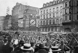 Die deutsche Armee marschiert durch Brüssel, Erster Weltkrieg, ca. 1914-1920 von Unbekannt