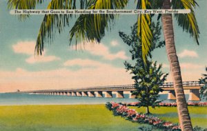 Die Straße, die zum Meer führt, auf dem Weg zur südlichsten Stadt, Key West, Florida, um 1940er Jahre von Unbekannt