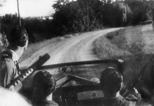 Die italienische Widerstandsbewegung: bewaffnete Partisanen auf einem Jeep, Langhe, Piemont, Italien von Unbekannt