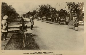 Die Mall, Rawalpindi - Richtung Lockharts Denkmal in der Ferne, um 1918-1939 von Unbekannt