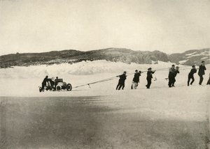 Das Auto im weichen Schnee, nach der Rückkehr des Schiffes, um 1908, 1909 von Unbekannt