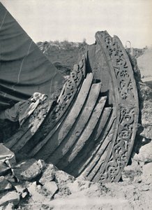 Das Oseberg-Schiff im Hügel, zeigt die Schnitzerei am Bug und Geländer, 1935 von Unbekannt