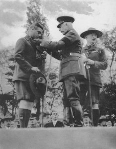 Der Prinz von Wales wird vom Herzog von Connaught mit dem Silberwolf ausgezeichnet von Unbekannt