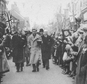 Der Prinz von Wales wird von den Menschen in Porth, Glamorgan, während eines Besuchs in Wales begrüßt, 1932-1936 von Unbekannt