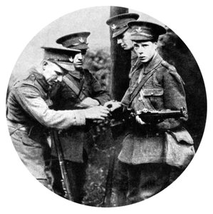 Der Prinz von Wales lädt ein Gewehr bei den Grenadieren, Erster Weltkrieg, 1914