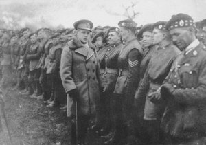 Der Prinz von Wales spricht mit einem britischen Soldaten an der Front, Erster Weltkrieg