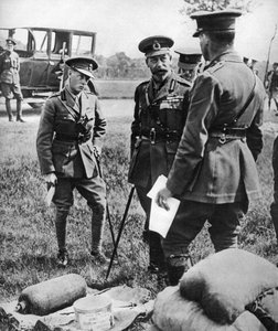 Der Prinz von Wales mit George V. in einer Gasschule während des Ersten Weltkriegs, 1914-1918 von Unbekannt