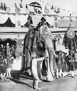 Der Prinz von Wales mit dem Maharadscha von Gwalior während seiner Indienreise, 1921
