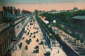 Die Rue de Rivoli in Richtung Louvre, Paris