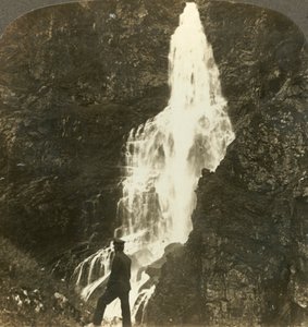 Die Sevle-Fälle, spritzend und sprudelnd, in der Nähe des Stalheims Hotels, Naerodal, Norwegen, um 1905 von Unbekannt