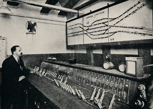 Das Stellwerk an einem U-Bahn-Kreuz, 1926 von Unbekannt