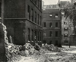 Der Standort des Tors von Fetter Lane und die verfallenen Häuser, die auf den Abriss warten, 1934 von Unbekannt