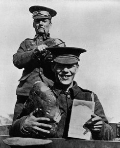 Der Soldat und seine Rationen: Ein Foto, aufgenommen in einem der britischen Lager in Frankreich, 1914