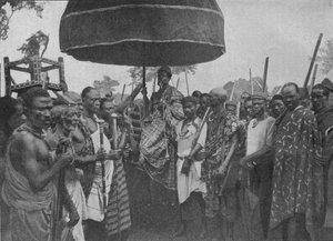 Der unterworfene König von Akim auf seinem Staatssessel, 1902