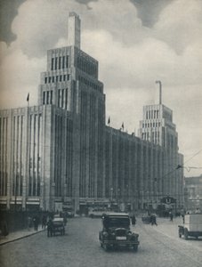 Der turmflankierte Massivbau des Karstadthauses in einem Arbeiterbezirk, ca. 1935 von Unbekannt