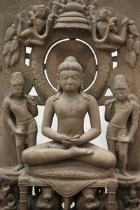 Das Victoria and Albert Museum. Der Jina Rishabhanatha. 800-900. Sandstein. Nordindien. Vereinigtes Königreich von Unbekannt