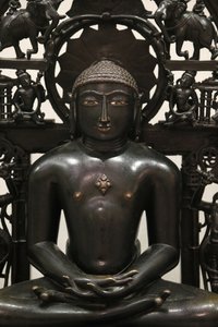 Das Victoria und Albert Museum. Der Jina Shantinatha. 1168; die Rückplatte etwa 1300-1500. Kupferlegierung mit Silber- und Kupfereinlagen. Wahrscheinlich Westindien. Vereinigtes Königreich von Unbekannt
