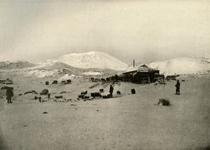 Das Winterquartier. Mit dem Mount Erebus im Hintergrund, ca. 1908, 1909