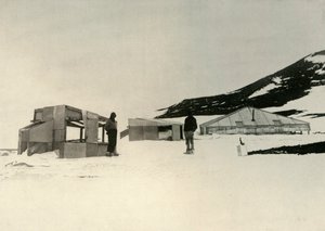 Die Winterquartiere der Discovery-Expedition am Hut Point, ca. 1908, 1909 von Unbekannt
