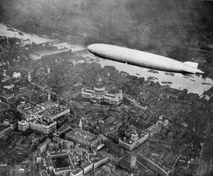Das Luftschiff Graf Zeppelin über London, August 1931, 1936