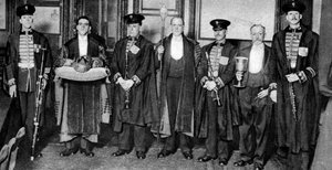 Die jährliche Zeremonie der Wahl eines neuen Meisters der Saddlers Company, London, 1926-1927 von Unbekannt