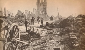 Die zerstörten Überreste von Ypern nach dem letzten Einschlag, der das Schlimmste angerichtet hat, und die Ruinen der berühmten... von Unbekannt