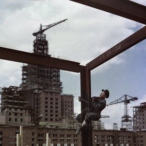 Der Bau des Hauptgebäudes der Moskauer Staatlichen Universität auf den Lenin-Hügeln von Unbekannt