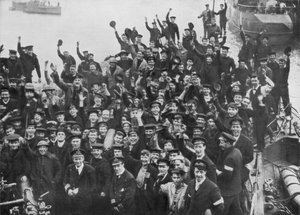 Die Besatzung der HMS Vindictive feiert den Überfall auf Zeebrugge am 23. April 1918