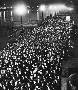 Die Menge wartet darauf, am Katafalk von König Georg V. in der Westminster Hall vorbeizugehen, London, Januar 1936 von Unbekannt