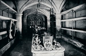 Die Krypta unter dem Chor der St. Georgs Kapelle, Windsor Castle, 1910-1911 von Unbekannt