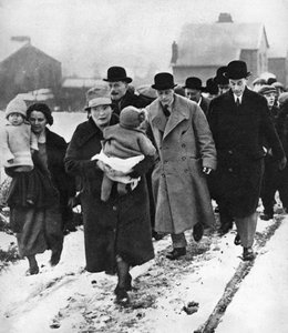 Der zukünftige Edward VIII. geht im Schnee in Winlaton, County Durham, 1929