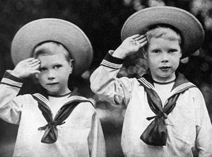 Der zukünftige König Edward VIII. rechts und der Herzog von York, um 1900