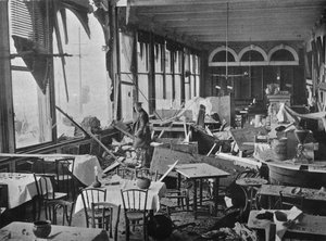 Das Innere des Grand Hotels, zeigt die durch den Beschuss verursachten Schäden, 1914 von Unbekannt