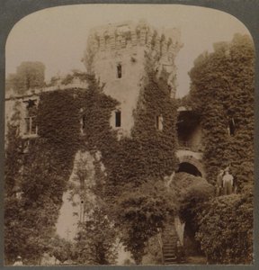 Die efeubewachsenen Türme von Raglan Castle, die letzte Festung von Karl I., Monmouthshire, England, ca. 1 von Unbekannt